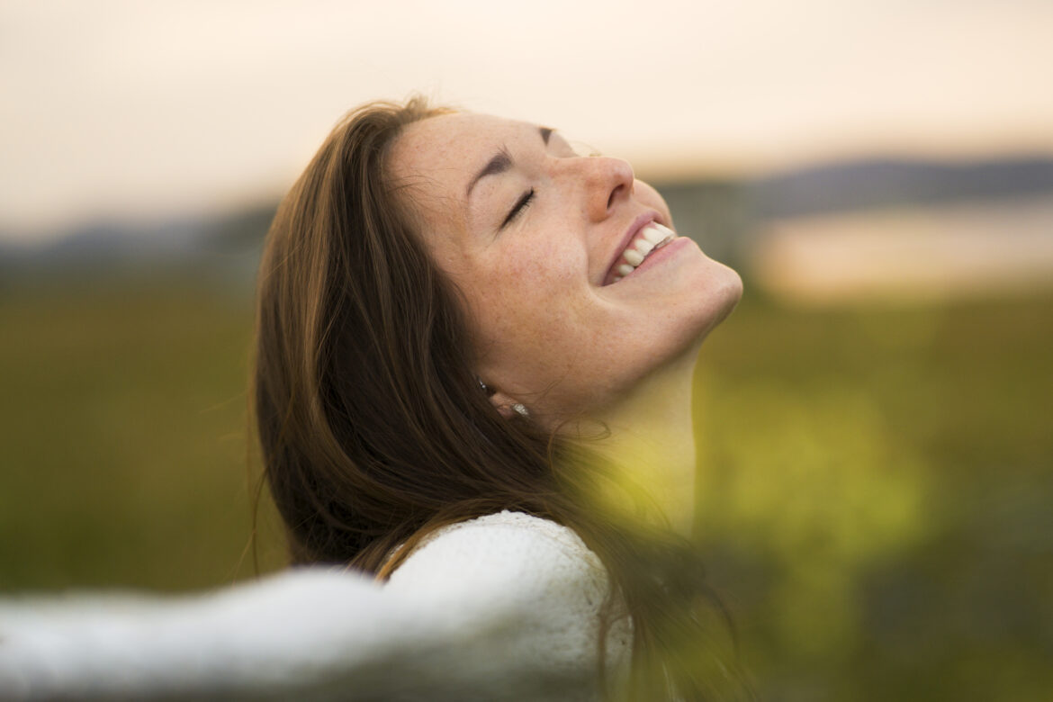 vista-lateral-sorridente-mulher-posando-fora (1)